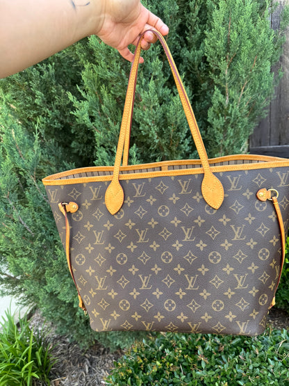 Louis Vuitton Neverfull MM in Monogram Canvas with Wristlet