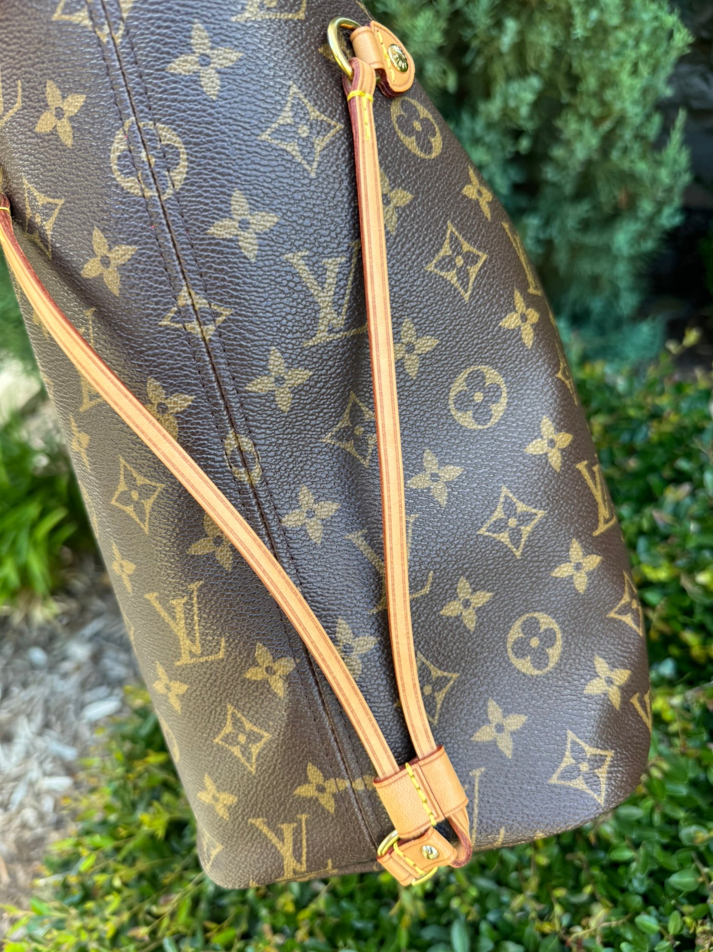 Louis Vuitton Neverfull MM in Monogram Canvas with Cerise Interior