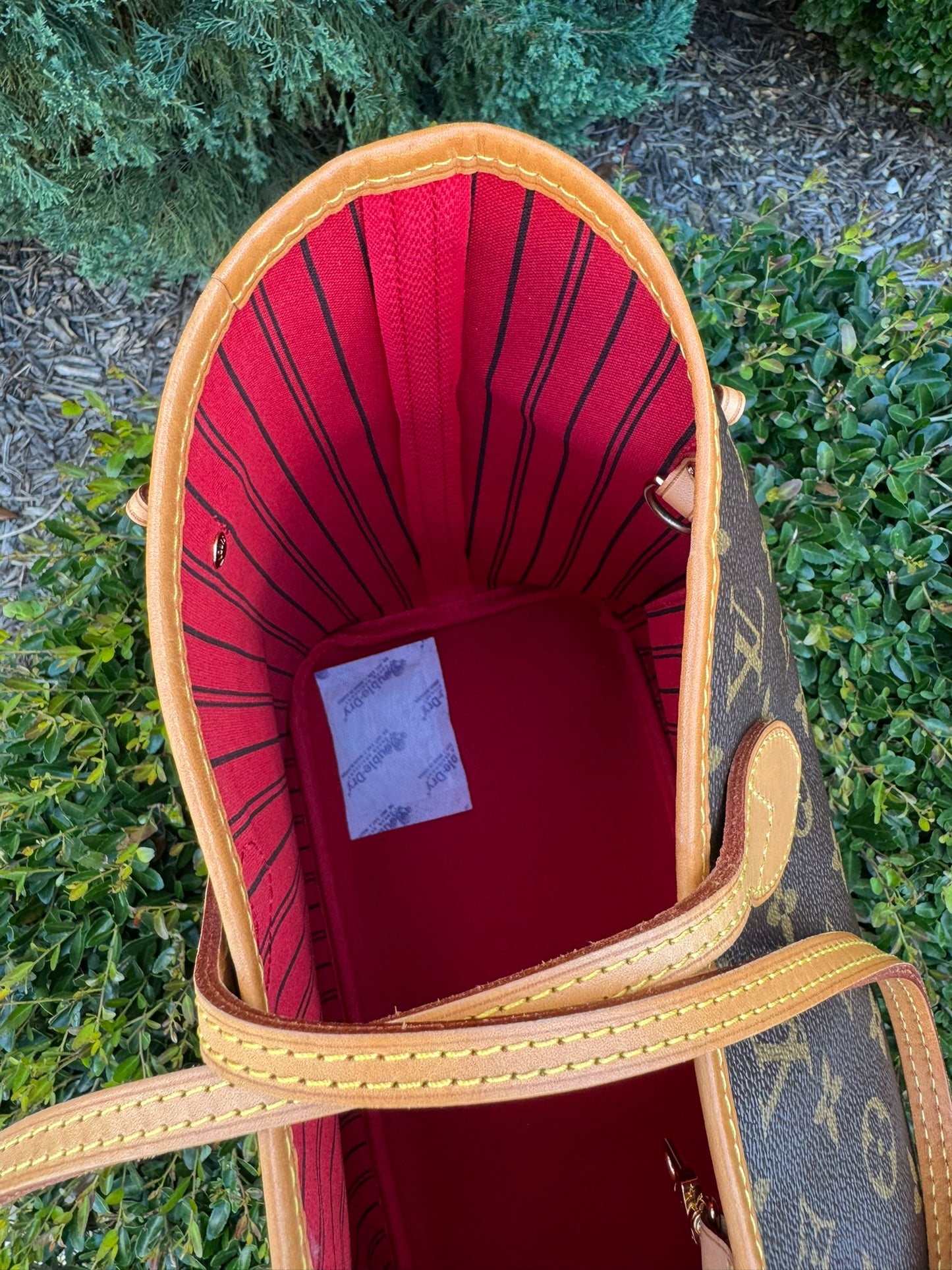 Louis Vuitton Neverfull MM in Monogram Canvas with Cerise Interior