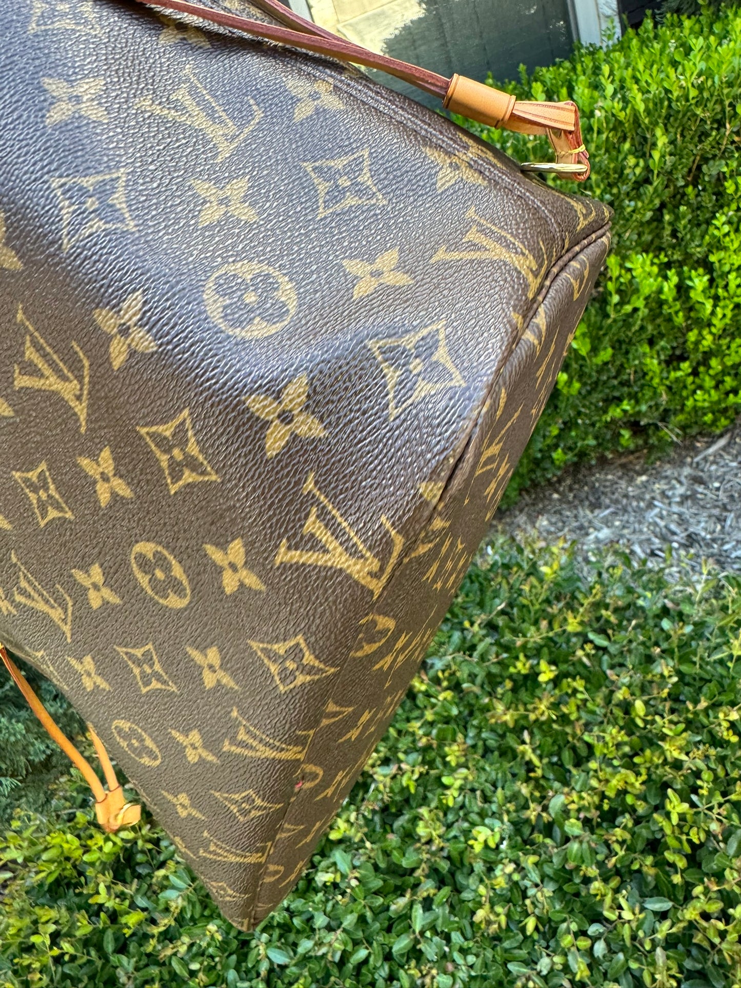 Louis Vuitton Neverfull MM in Monogram Canvas with Cerise Interior