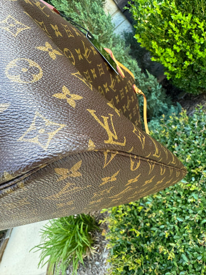 Louis Vuitton Neverfull MM in Monogram Canvas with Cerise Interior