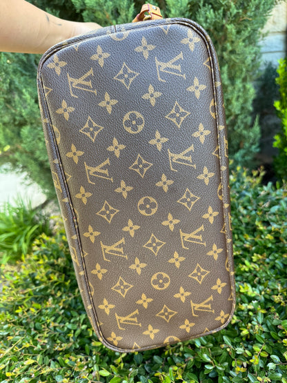 Louis Vuitton Neverfull MM in Monogram Canvas with Cerise Interior