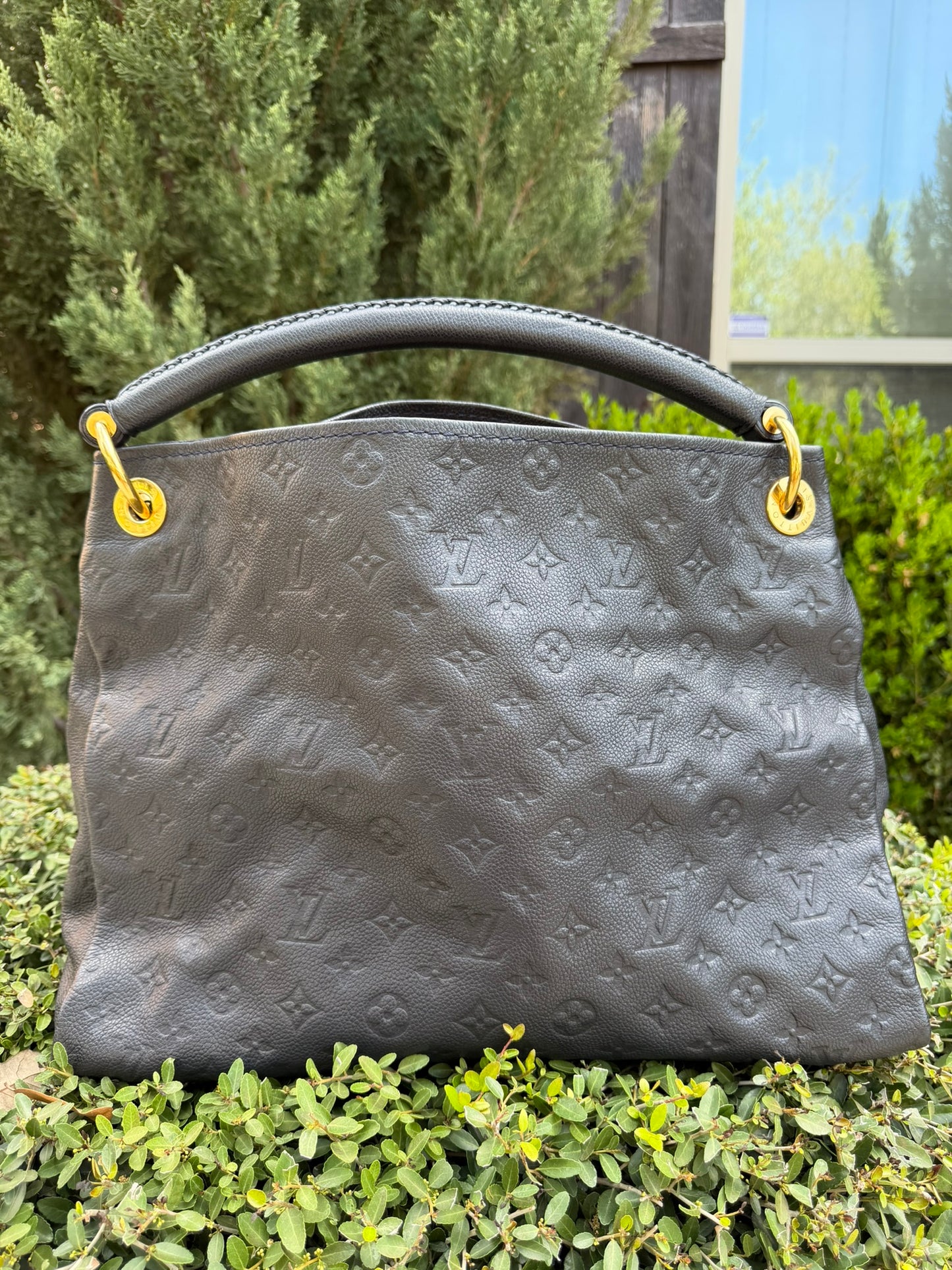 Louis Vuitton Artsy MM in Infini Empreinte Leather