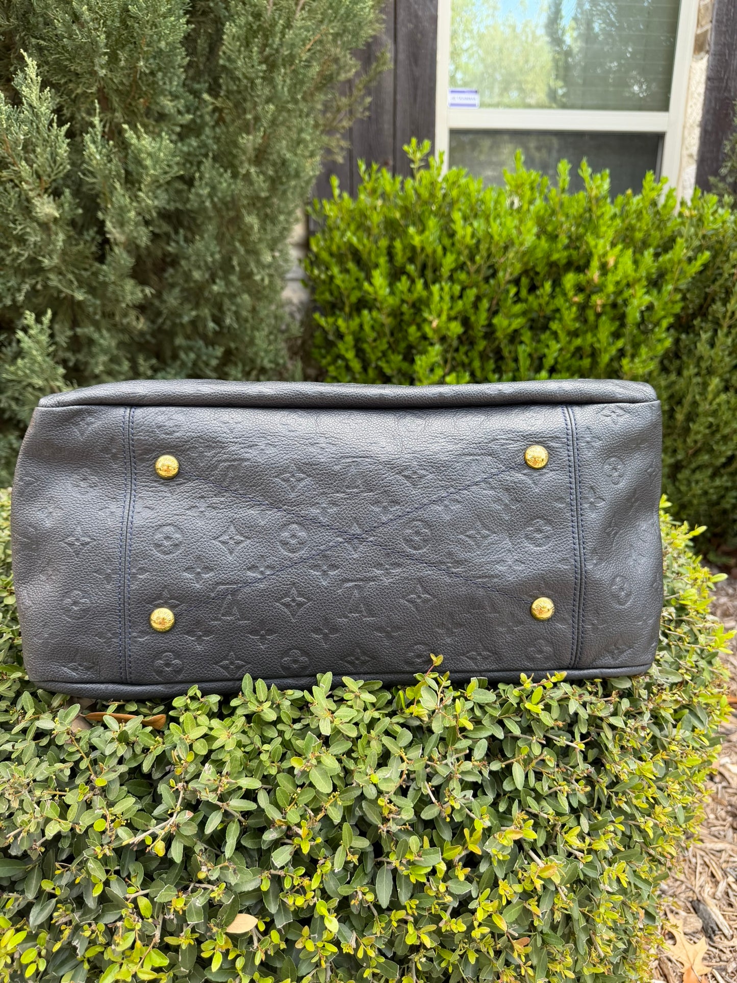 Louis Vuitton Artsy MM in Infini Empreinte Leather