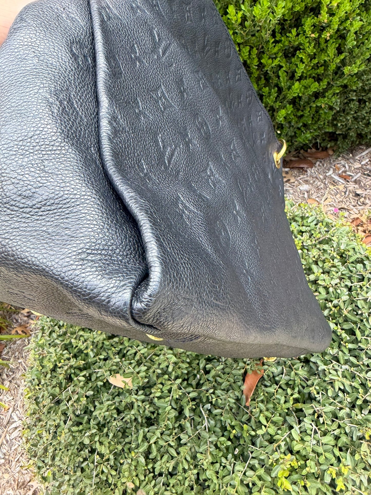 Louis Vuitton Artsy MM in Infini Empreinte Leather