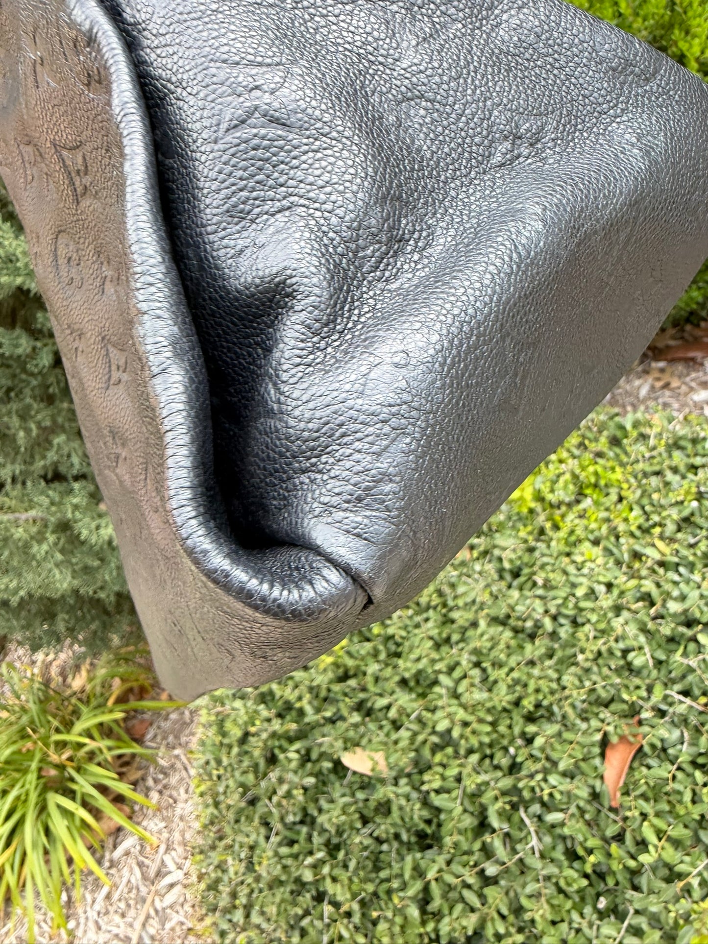 Louis Vuitton Artsy MM in Infini Empreinte Leather