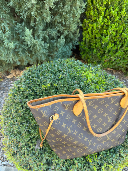 Louis Vuitton Neverfull MM in Monogram Canvas