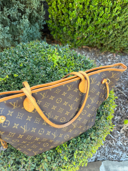 Louis Vuitton Neverfull MM in Monogram Canvas
