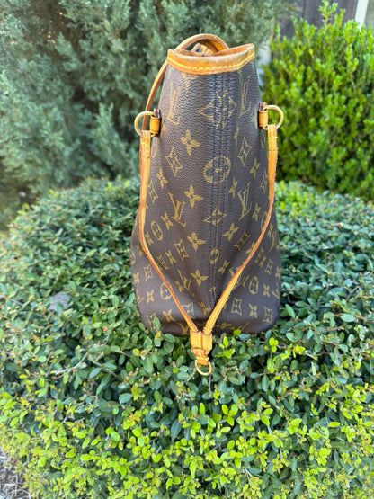 Louis Vuitton Neverfull MM in Monogram Canvas