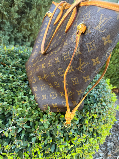 Louis Vuitton Neverfull MM in Monogram Canvas