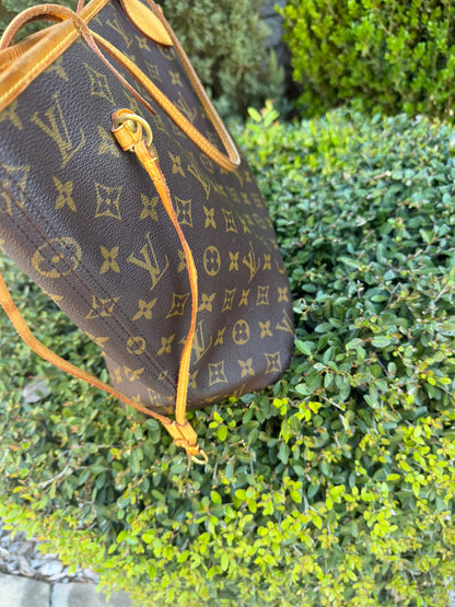 Louis Vuitton Neverfull MM in Monogram Canvas