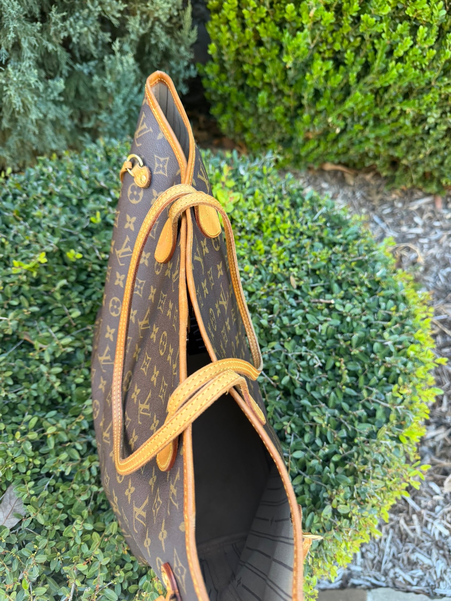 Louis Vuitton Neverfull MM in Monogram Canvas