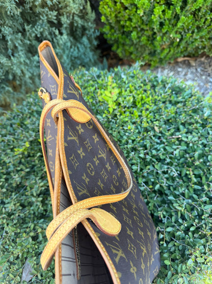 Louis Vuitton Neverfull MM in Monogram Canvas