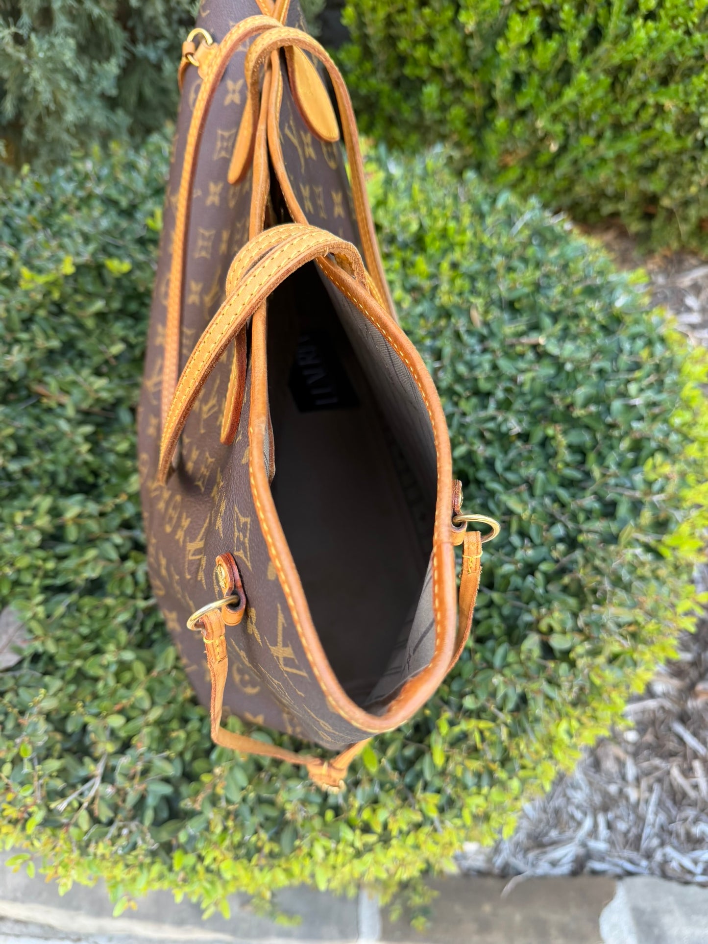 Louis Vuitton Neverfull MM in Monogram Canvas
