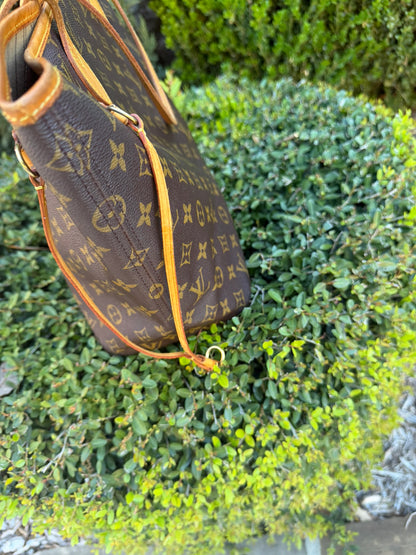 Louis Vuitton Neverfull MM in Monogram Canvas