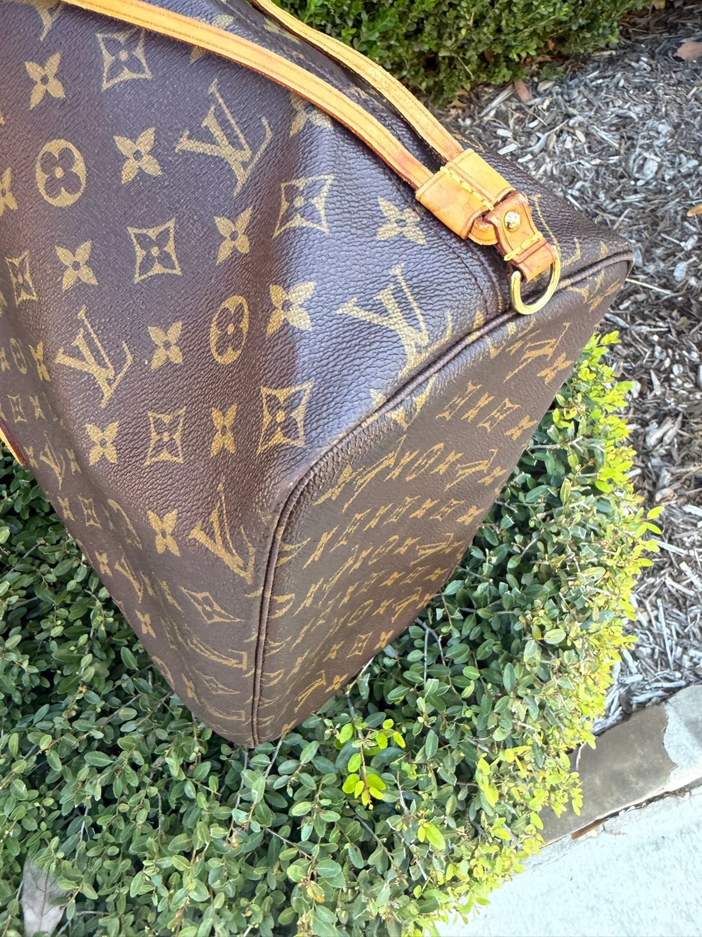 Louis Vuitton Neverfull MM in Monogram Canvas