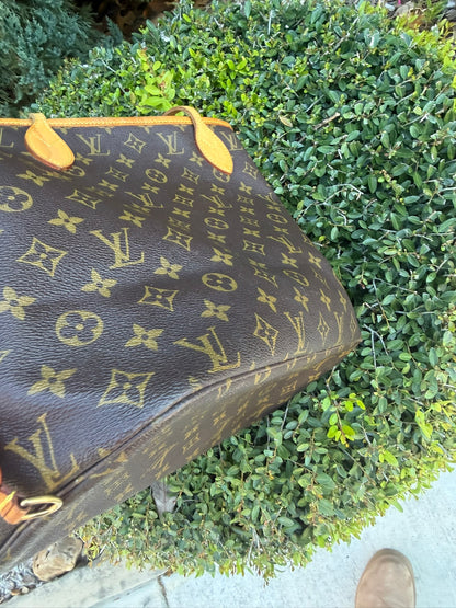Louis Vuitton Neverfull MM in Monogram Canvas