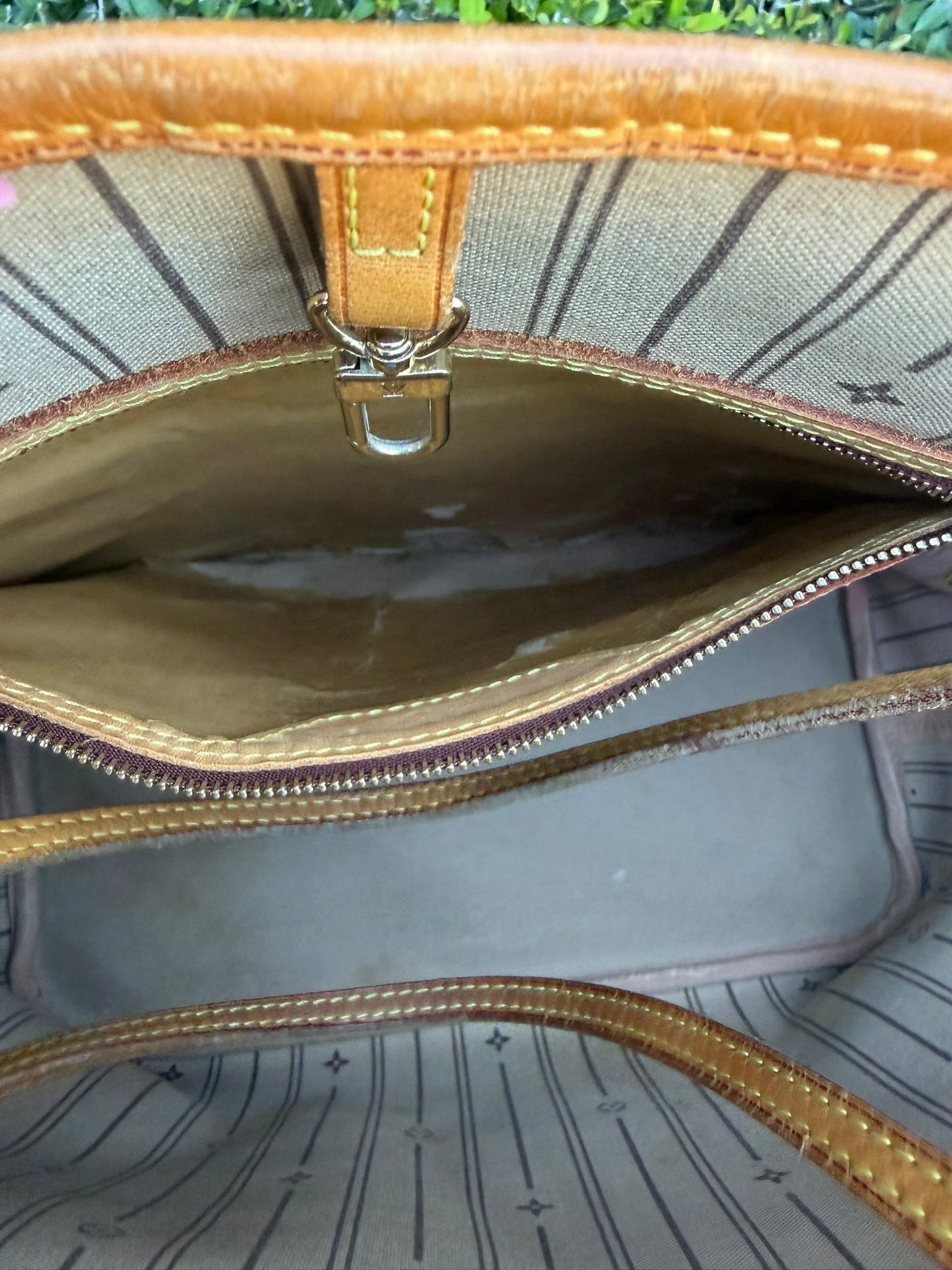 Louis Vuitton Neverfull MM in Monogram Canvas