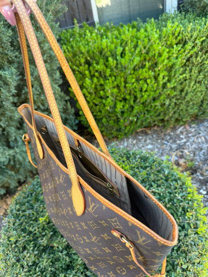 Louis Vuitton Neverfull MM in Monogram Canvas