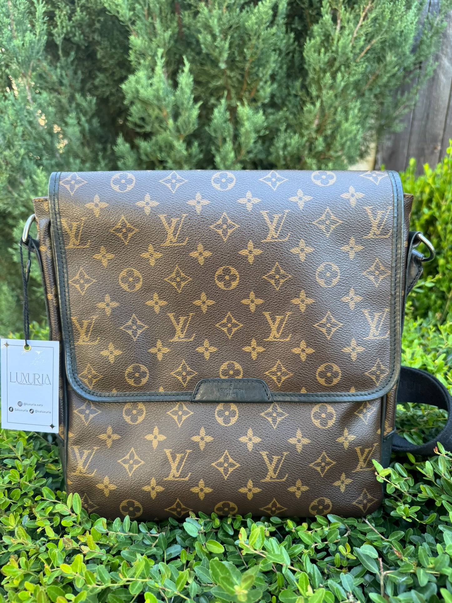 Louis Vuitton Bass Messenger MM