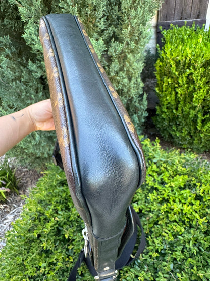 Louis Vuitton Bass Messenger MM