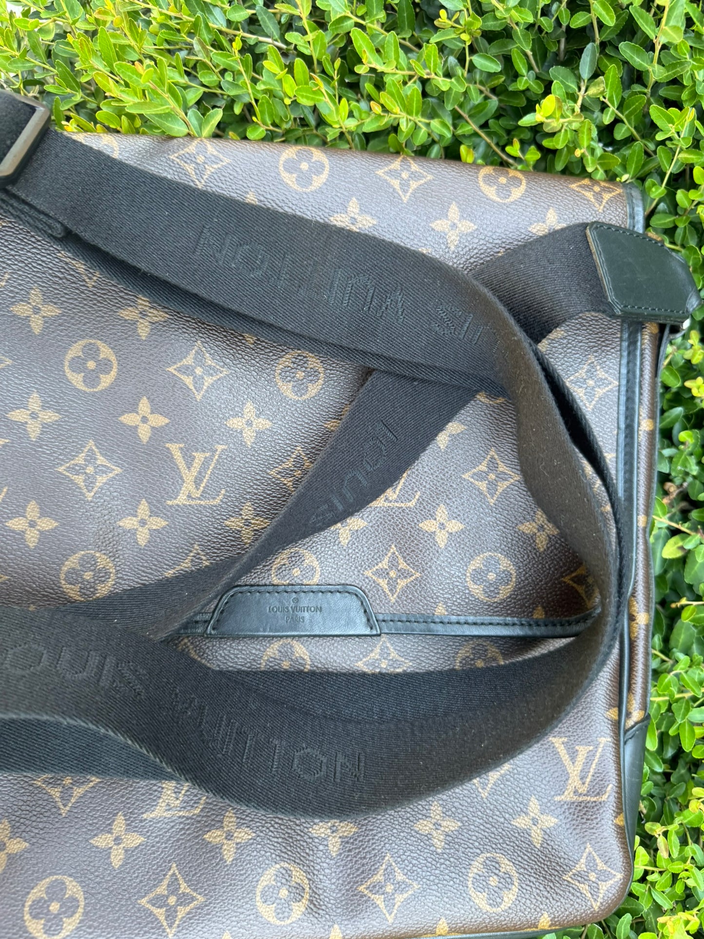 Louis Vuitton Bass Messenger MM