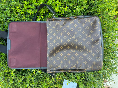 Louis Vuitton Bass Messenger MM