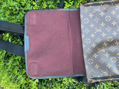 Louis Vuitton Bass Messenger MM