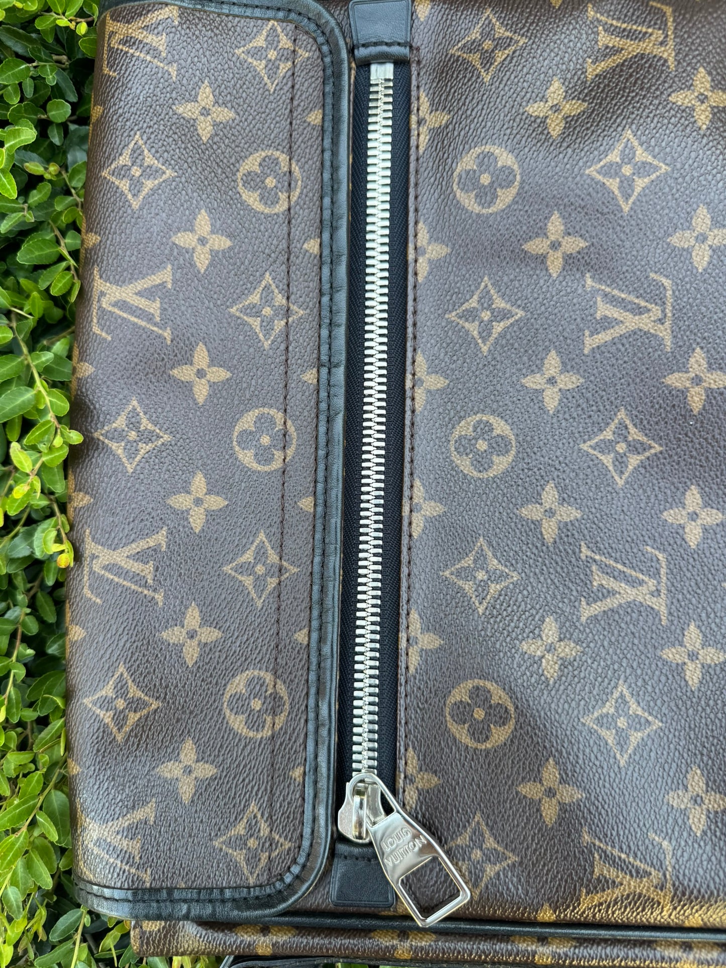 Louis Vuitton Bass Messenger MM