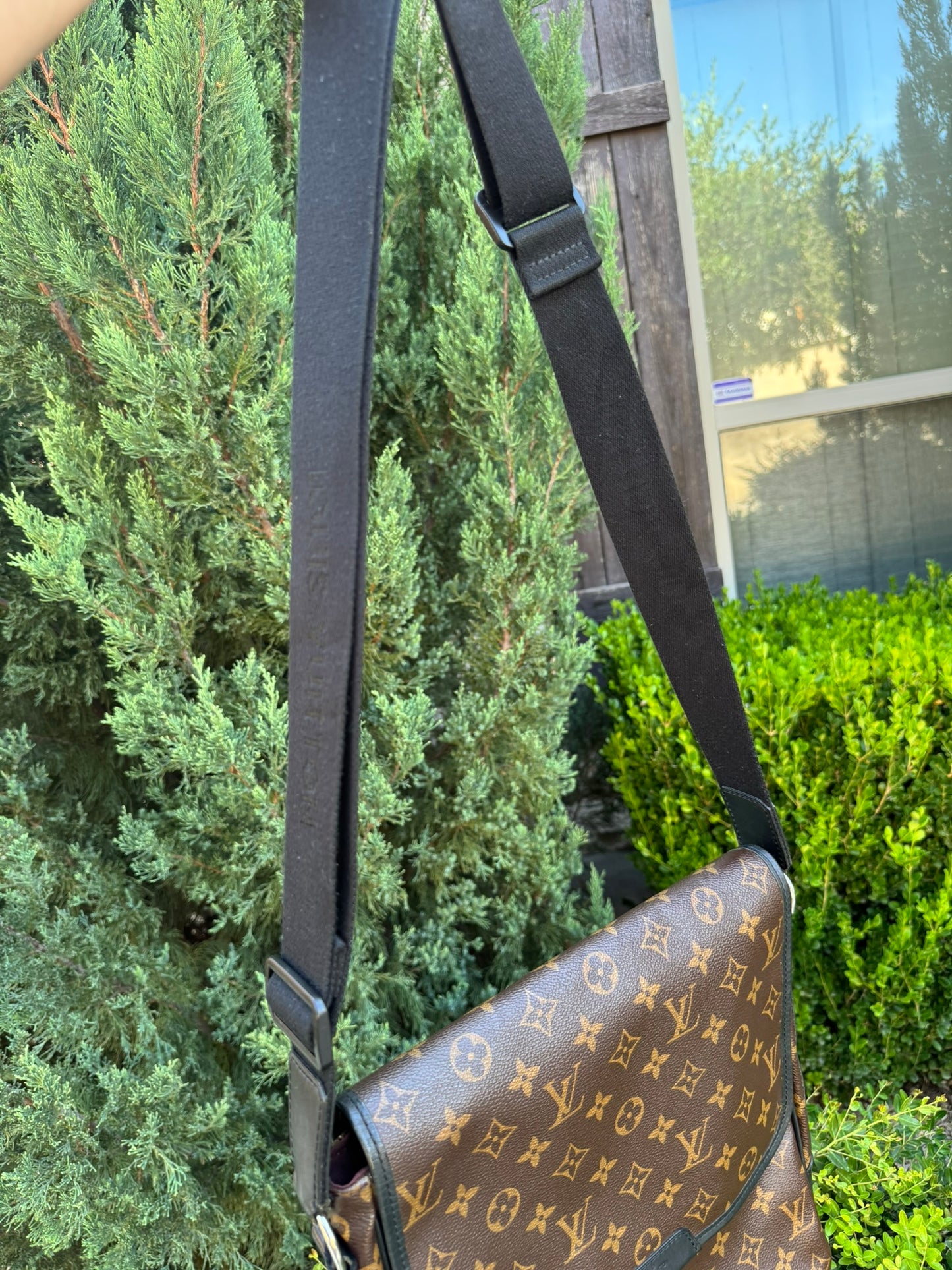 Louis Vuitton Bass Messenger MM