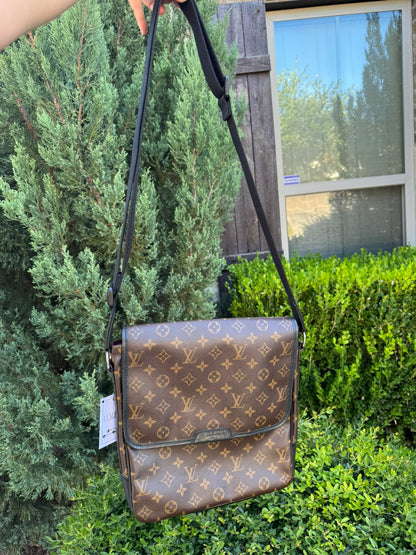 Louis Vuitton Bass Messenger MM