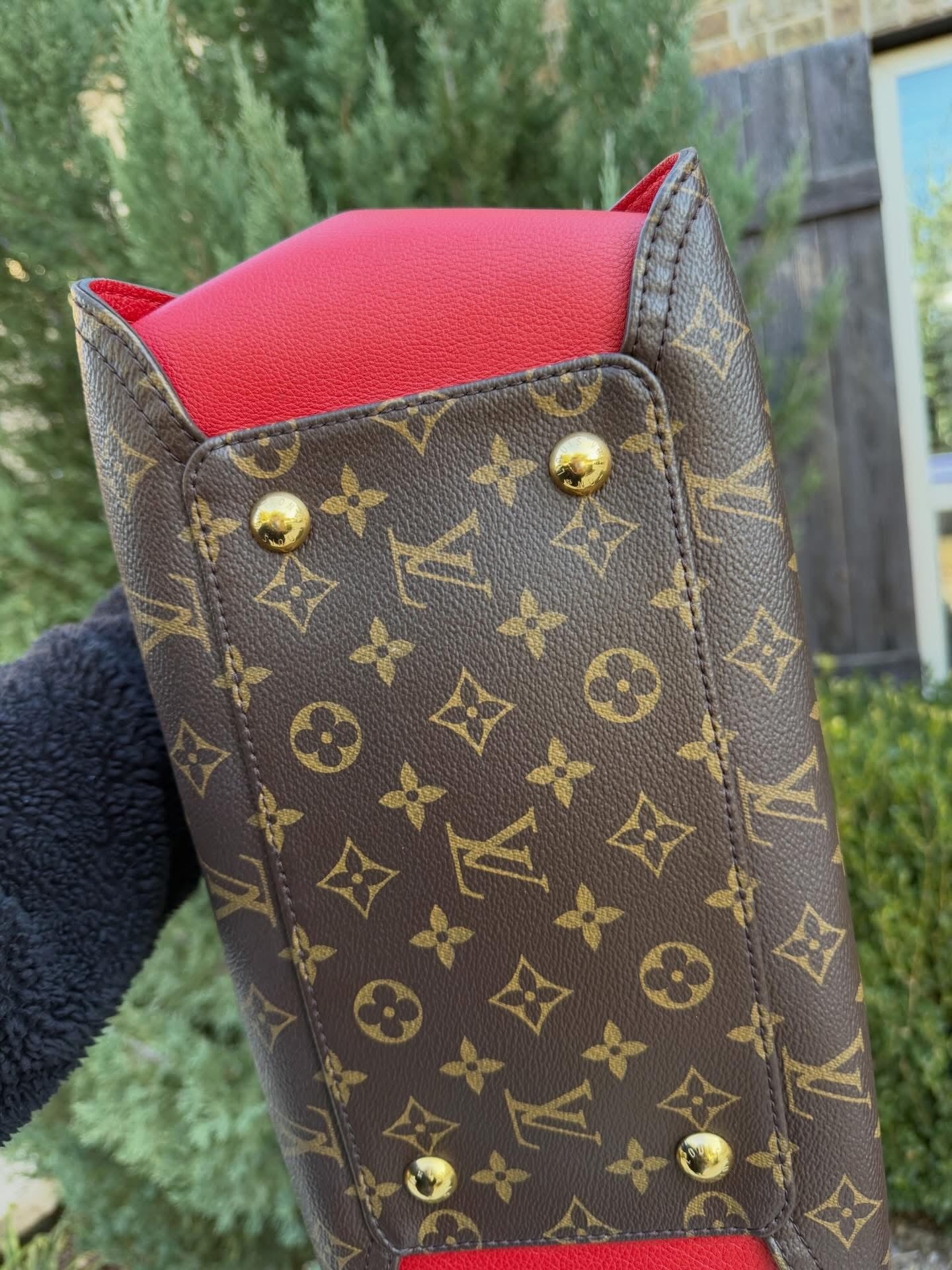 Louis Vuitton Gaia – Red