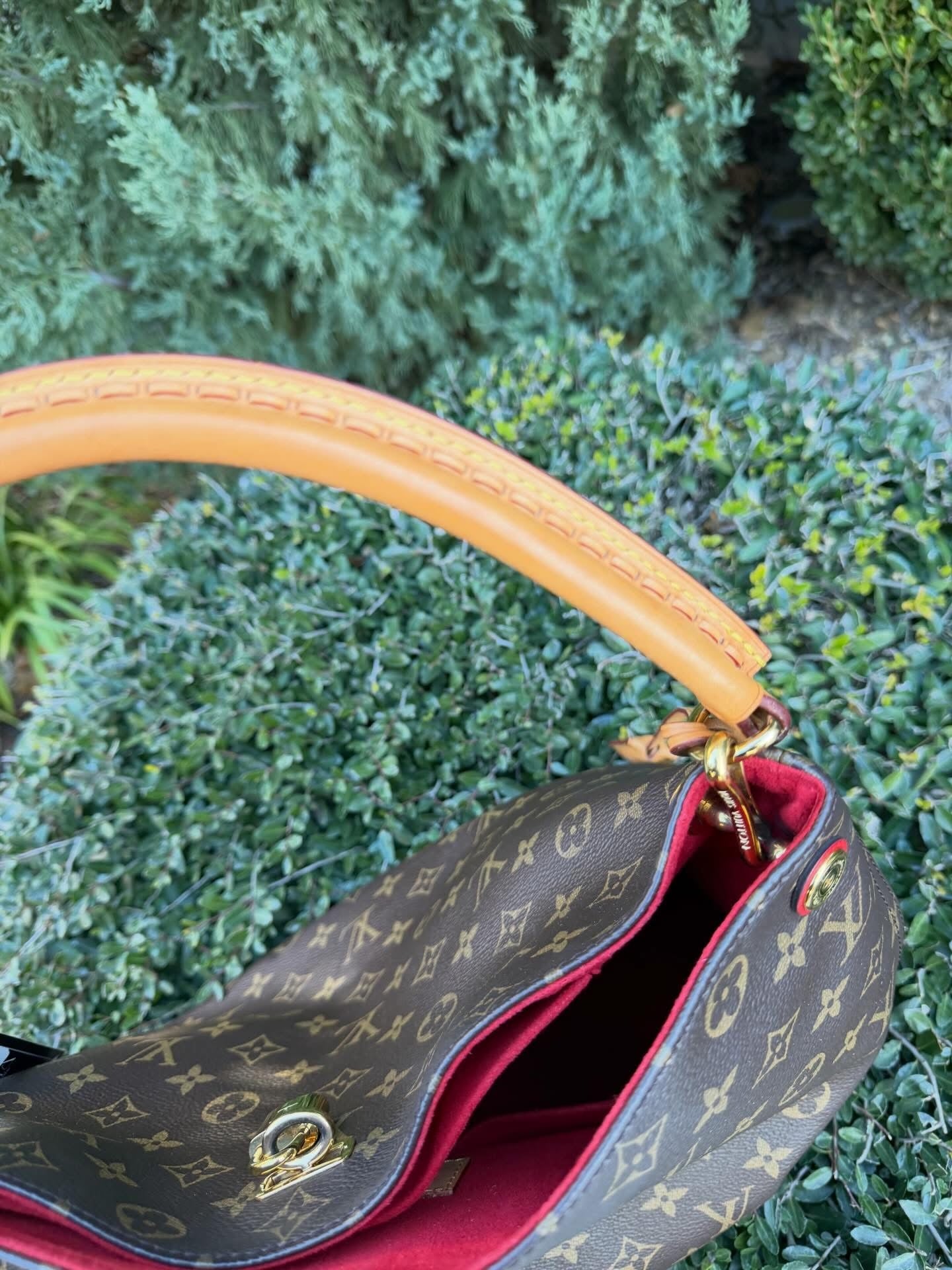 Louis Vuitton Gaia – Red