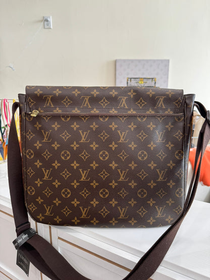 Louis Vuitton Beaubourg Messenger Bag in Monogram Canvas