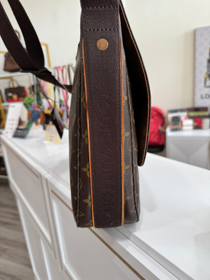 Louis Vuitton Beaubourg Messenger Bag in Monogram Canvas