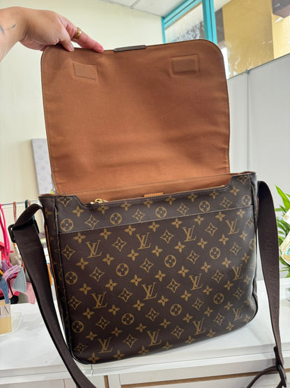 Louis Vuitton Beaubourg Messenger Bag in Monogram Canvas