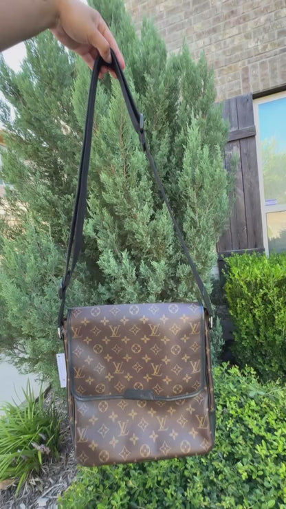 Louis Vuitton Bass Messenger MM